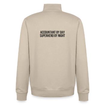 Jour des comptables, Nuit des super-héros - Sweat zippé unisexe en coton bio Stanley/Stella - beige crème - Dos - AI Model Male 185 dark (185cm)
