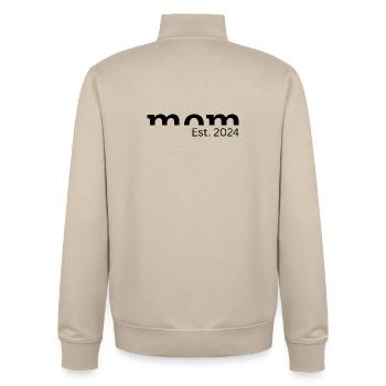 Mom Est. 2024 - Geschenk für werdende Mütter - Unisex Organic Zip Sweatshirt von Stanley/Stella - Cremebeige - Hinten - AI Model Male 185 dark (185cm)
