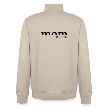 Mom Est. 2026 - Geschenk für werdende Mütter - Unisex Organic Zip Sweatshirt von Stanley/Stella - Cremebeige - Hinten - AI Model Male 185 dark (185cm)