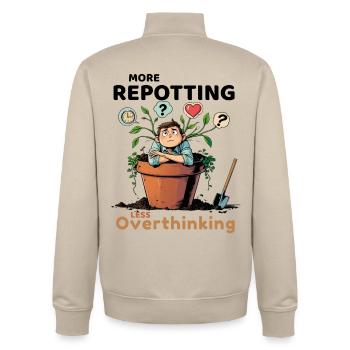 Overthinking? Zeit für’s Umtopfen! - Unisex Organic Zip Sweatshirt von Stanley/Stella - Cremebeige - Hinten - AI Model Male 185 dark (185cm)