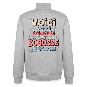 Humour Anniversaire 73 Ans - Sweat zippé unisexe en coton bio Stanley/Stella - gris chiné - Dos - AI Model Male 185 light (185cm)