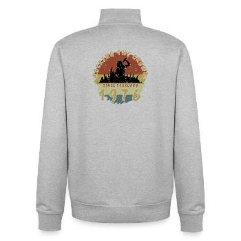 50. Geburtstag Rocking the crowd SNG 02/1976 - Unisex Organic Zip Sweatshirt von Stanley/Stella - Grau meliert - Hinten - AI Model Male 185 light (185cm)