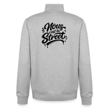 Nous C'est La Street - Slogan Fier Banlieue - Sweat zippé unisexe en coton bio Stanley/Stella - gris chiné - Dos - AI Model Male 185 light (185cm)