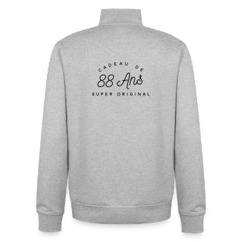 Cadeau 88 ans  - Sweat zippé unisexe en coton bio Stanley/Stella - gris chiné - Dos - AI Model Male 185 light (185cm)