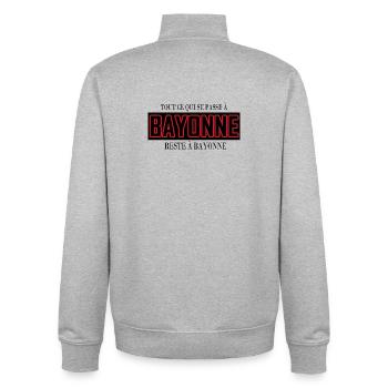 Tout se qui se passe à BAYONNE reste à bayonne - Sweat zippé unisexe en coton bio Stanley/Stella - gris chiné - Dos - AI Model Male 185 light (185cm)