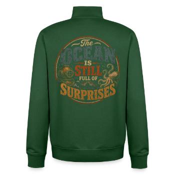 Der Ozean steckt voller Geheimnisse - Unisex Organic Zip Sweatshirt von Stanley/Stella - Flaschengrün - Hinten - AI Model Male 185 dark (185cm)
