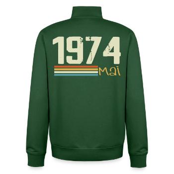 Mai 1974 - Unisex Organic Zip Sweatshirt von Stanley/Stella - Flaschengrün - Hinten - AI Model Male 185 dark (185cm)