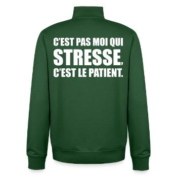 C’est pas moi qui stresse, c’est le patient - Sweat zippé unisexe en coton bio Stanley/Stella - vert bouteille - Dos - AI Model Male 185 dark (185cm)
