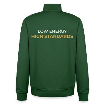 Niedrige Energie – Hohe Standards - Unisex Organic Zip Sweatshirt von Stanley/Stella - Flaschengrün - Hinten - AI Model Male 185 dark (185cm)