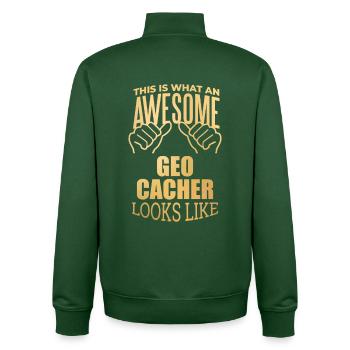 Geocache - Unisex Organic Zip Sweatshirt von Stanley/Stella - Flaschengrün - Hinten - AI Model Male 185 dark (185cm)