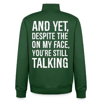 und doch trotz des Ausdrucks auf meinem Gesicht lustiges Shirt - Unisex Organic Zip Sweatshirt von Stanley/Stella - Flaschengrün - Hinten - AI Model Male 185 dark (185cm)