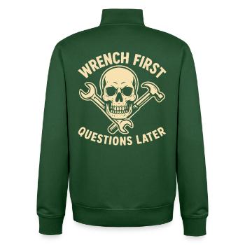 Zuerst Schrauben dann Fragen Mechaniker Humor - Unisex Organic Zip Sweatshirt von Stanley/Stella - Flaschengrün - Hinten - AI Model Male 185 dark (185cm)