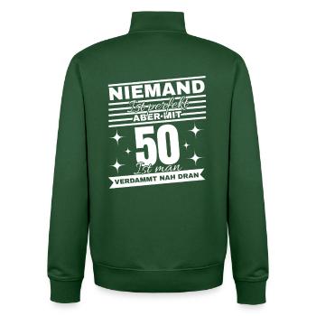 50er Geburtstag Witz Shirt - Unisex Organic Zip Sweatshirt von Stanley/Stella - Flaschengrün - Hinten - AI Model Male 185 dark (185cm)
