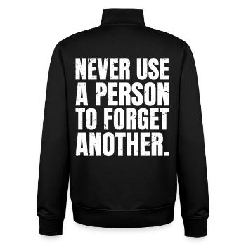 Niemals jemanden benutzen, um einen anderen zu vergessen - Unisex Organic Zip Sweatshirt von Stanley/Stella - Schwarz - Hinten - AI Model Male 185 light (185cm)