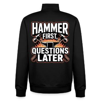 Hammer First Questions Later Schmied Spruch - Unisex Organic Zip Sweatshirt von Stanley/Stella - Schwarz - Hinten - AI Model Male 185 light (185cm)