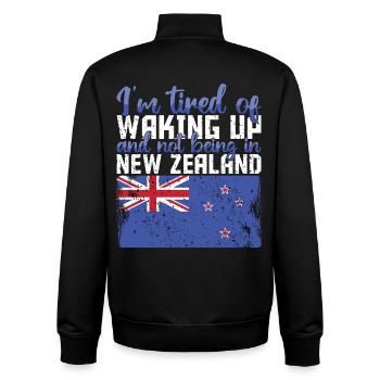Müde vom Aufwachen ohne Neuseeland zu sein - Unisex Organic Zip Sweatshirt von Stanley/Stella - Schwarz - Hinten - AI Model Male 185 light (185cm)
