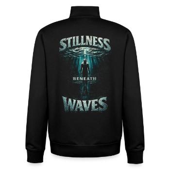 Apnoetauchen Freitauchen Stillness Beneath Waves - Unisex Organic Zip Sweatshirt von Stanley/Stella - Schwarz - Hinten - AI Model Male 185 light (185cm)