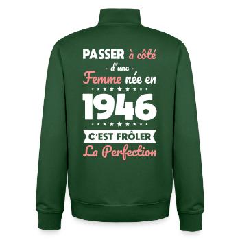 Née en 1946 – Frôler la perfection  - Sweat zippé unisexe en coton bio Stanley/Stella - vert bouteille - Dos - AI Model Male 185 dark (185cm)