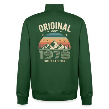 Juli 1978 – Legende der Gipfel und Berge - Unisex Organic Zip Sweatshirt von Stanley/Stella - Flaschengrün - Hinten - AI Model Male 185 dark (185cm)