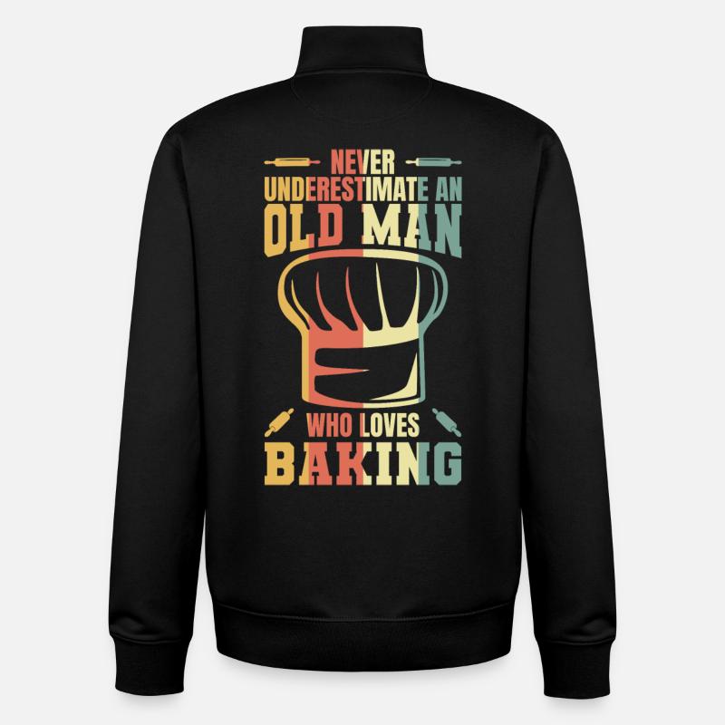 Never underestimate an old baker - Unisex Organic Zip Sweatshirt by Stanley/Stella - black