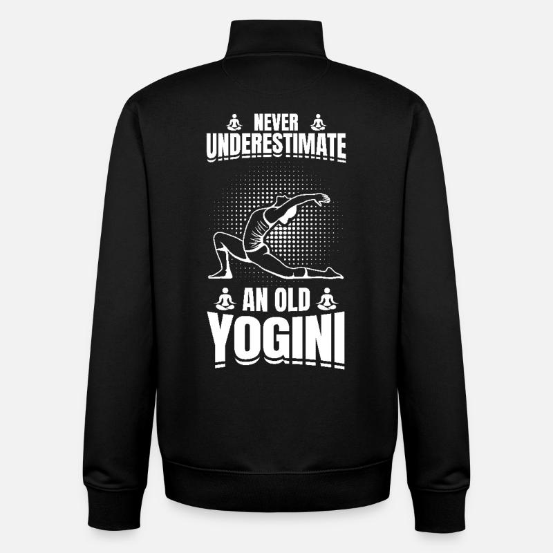Never underestimate an old yogini - Unisex Organic Zip Sweatshirt by Stanley/Stella - black