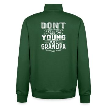 Ne j’ai pas l’air trop jeune pour être un cadeau amusant de grand-père - Sweat zippé unisexe en coton bio Stanley/Stella - vert bouteille - Dos - AI Model Male 185 dark (185cm)