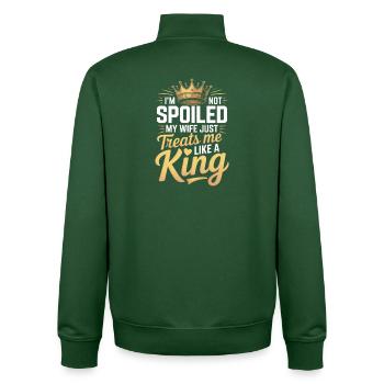 Nicht verwöhnt, meine Frau behandelt wie ein König - Unisex Organic Zip Sweatshirt von Stanley/Stella - Flaschengrün - Hinten - AI Model Male 185 dark (185cm)
