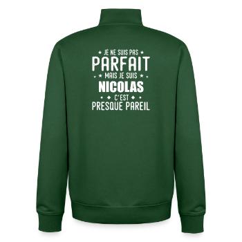 Nicolas: authentisch, unvollkommen, oberflächlich, perfektioniert - Unisex Organic Zip Sweatshirt von Stanley/Stella - Flaschengrün - Hinten - AI Model Male 185 dark (185cm)
