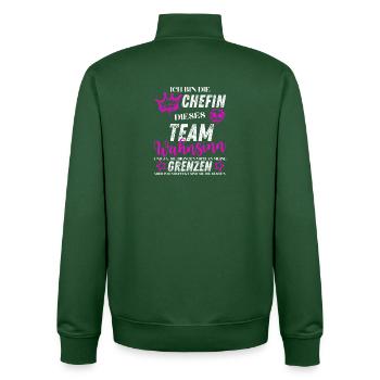 Chefin dieses Team Wahnsinn - Unisex Organic Zip Sweatshirt von Stanley/Stella - Flaschengrün - Hinten - AI Model Male 185 dark (185cm)