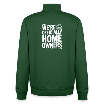 Wir sind jetzt offiziell Hausbesitzer. - Unisex Organic Zip Sweatshirt von Stanley/Stella - Flaschengrün - Hinten - AI Model Male 185 dark (185cm)