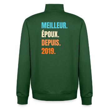 Meilleur Époux Depuis 2019 Cadeau Mari - Sweat zippé unisexe en coton bio Stanley/Stella - vert bouteille - Dos - AI Model Male 185 dark (185cm)