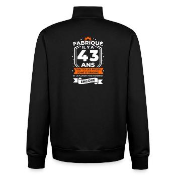 Fabriqué il y a 43 ans badge - Sweat zippé unisexe en coton bio Stanley/Stella - noir - Dos - AI Model Male 185 light (185cm)