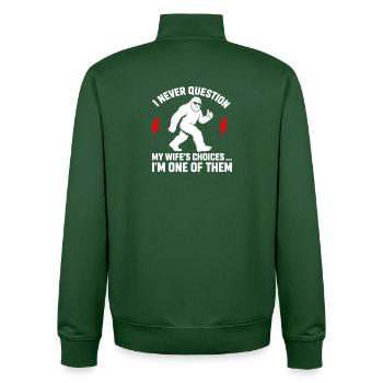 Ich hinterfrage nie die Entscheidungen meiner Frau, weil ich eine bin - Unisex Organic Zip Sweatshirt von Stanley/Stella - Flaschengrün - Hinten - AI Model Male 185 dark (185cm)