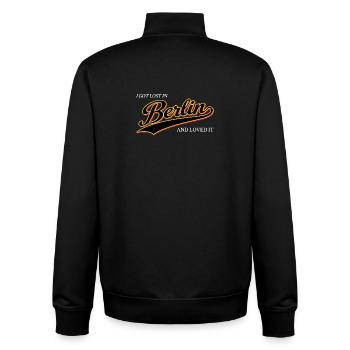 Ich habe mich in Berlin verlaufen und es geliebt - Unisex Organic Zip Sweatshirt von Stanley/Stella - Schwarz - Hinten - AI Model Male 185 light (185cm)