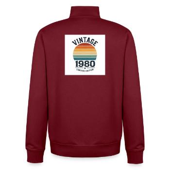 Vintage 1980 – Limited Edition - Unisex Organic Zip Sweatshirt von Stanley/Stella - Burgunderrot - Hinten - AI Model Male 185 dark (185cm)