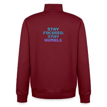 Stay Focused Stay Humble Pixel Quote - Unisex Organic Zip Sweatshirt von Stanley/Stella - Burgunderrot - Hinten - AI Model Male 185 dark (185cm)