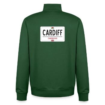 Ortsschild Cardiff - Unisex Organic Zip Sweatshirt von Stanley/Stella - Flaschengrün - Hinten - AI Model Male 185 dark (185cm)