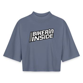 Bikerin à l’intérieur des lettres (les couleurs peuvent être modifiées) - T-shirt femme coupe boxy recyclé manches mi-longues Stanley/Stella - bleu gris - Devant - AI Model Female 172 light (172cm)