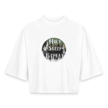 Fais répéter le sommeil – Round de la silhouette de la forêt - T-shirt femme coupe boxy recyclé manches mi-longues Stanley/Stella - blanc - Devant - AI Model Female 172 dark (172cm)