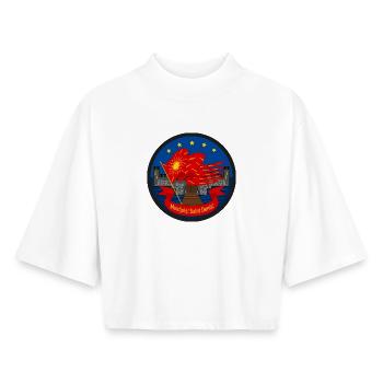 Oriflamme rouge: Drapeau et Forteresse - T-shirt femme coupe boxy recyclé manches mi-longues Stanley/Stella - blanc - Devant - AI Model Female 172 dark (172cm)