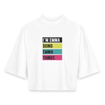 Je suis Emma qui fait des choses rétro Emma - T-shirt femme coupe boxy recyclé manches mi-longues Stanley/Stella - blanc - Devant - AI Model Female 172 dark (172cm)