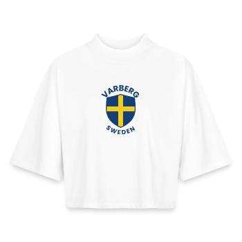 Varberg Sköld mit schwedischer Flagge - Boxy Frauen Recyceltes 1/2 Sleeved T-Shirt by Stanley/Stella - Weiß - Vorne - AI Model Female 172 dark (172cm)