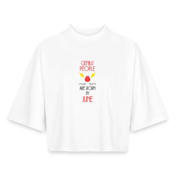 les génies naissent en Juin - Cadeau de Naissance - T-shirt femme coupe boxy recyclé manches mi-longues Stanley/Stella - blanc - Devant - AI Model Female 172 dark (172cm)
