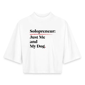 Solopreneur : Juste moi et mon chien [Noir] - T-shirt femme coupe boxy recyclé manches mi-longues Stanley/Stella - blanc - Devant - AI Model Female 172 dark (172cm)