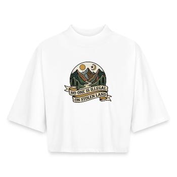 Personne n’est illégal sur des terres volées - T-shirt femme coupe boxy recyclé manches mi-longues Stanley/Stella - blanc - Devant - AI Model Female 172 dark (172cm)
