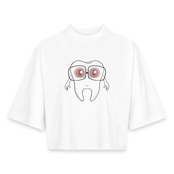 Une adorable dent portant des lunettes - T-shirt femme coupe boxy recyclé manches mi-longues Stanley/Stella - blanc - Devant - AI Model Female 172 dark (172cm)