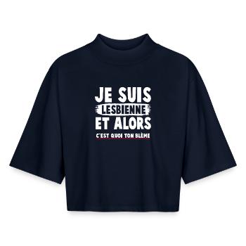 T-shirt féministe humoristique à message engagé - T-shirt femme coupe boxy recyclé manches mi-longues Stanley/Stella - marine - Devant - AI Model Female 172 light (172cm)