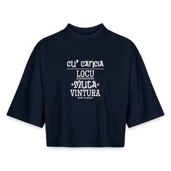 t-shirt Sicily Sicilian proverb cu' cancia - Boxy Women's Recycled 1/2 Sleeved T-Shirt by Stanley/Stella - navy - Front - AI Model Female 172 light (172cm)