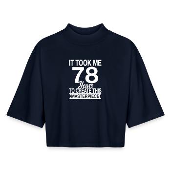 Il m’a fallu 78 ans pour créer ce chef-d’œuvre - T-shirt femme coupe boxy recyclé manches mi-longues Stanley/Stella - marine - Devant - AI Model Female 172 light (172cm)