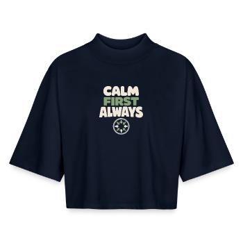 Le calme l’emporte sur la panique, le mode de vie, - T-shirt femme coupe boxy recyclé manches mi-longues Stanley/Stella - marine - Devant - AI Model Female 172 light (172cm)